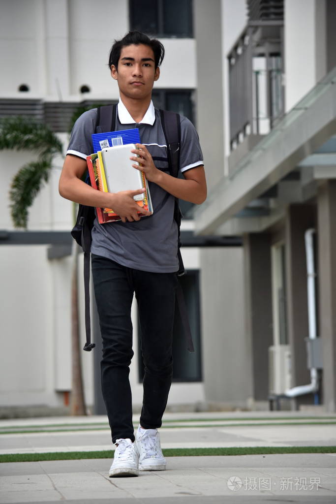 一个严肃英俊的菲律宾人