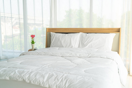 卧室床上白色枕头装饰