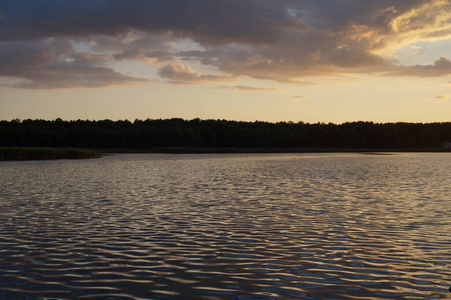 夕阳湖景观中的夕阳船图片