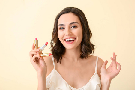 女子化妆镜前涂口红图片