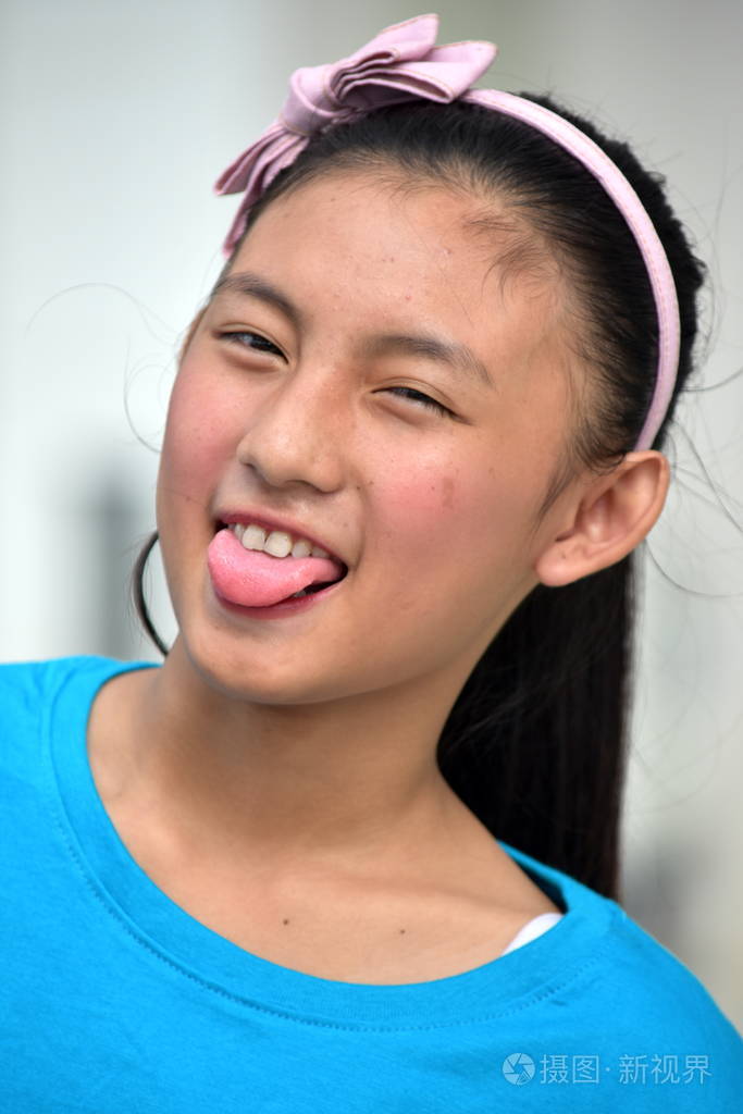 年轻少女扮鬼脸