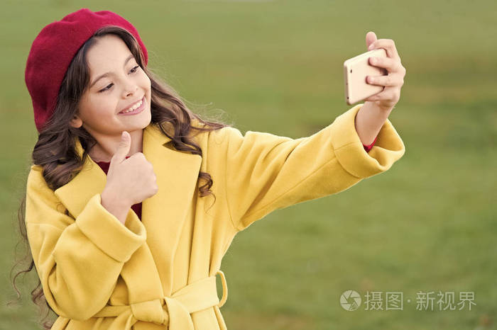 现代通讯.女孩拿着智能手机自拍.社交网络自拍.