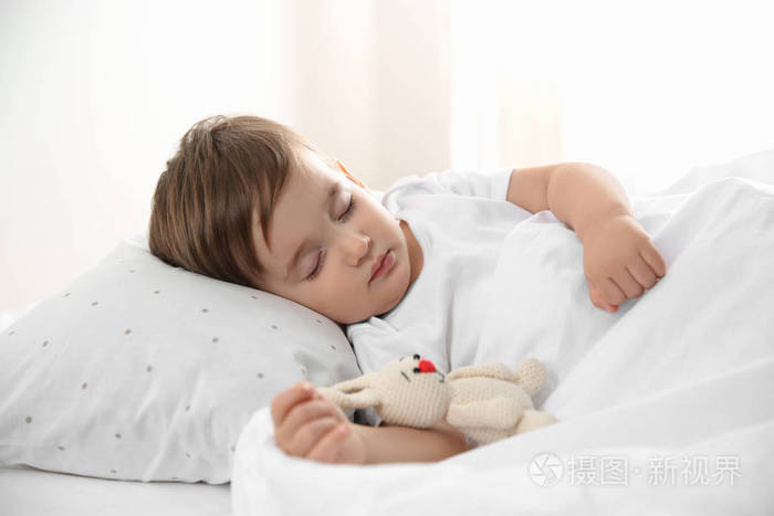 可爱的小宝宝在家和玩具睡觉.就寝时间照片-正版商用图片29hhnv-摄图