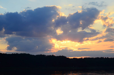 海滩上的夕阳和美丽的天空