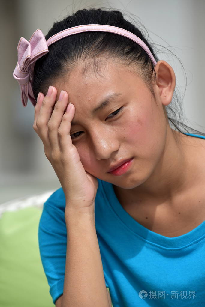 不幸的年轻多姿多彩的少女