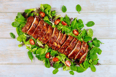 切好的猪里脊肉，配蔬菜沙拉和西红柿。