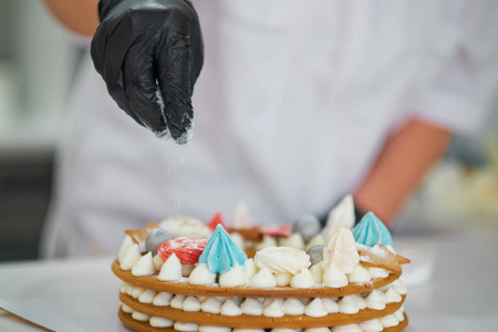 厨师用奶油糕点包装饰图片