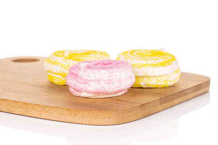 白色隔离甜粉状蛋白酥皮照片