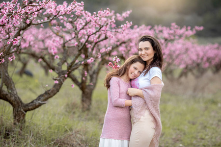 妈妈和女儿在桃花园