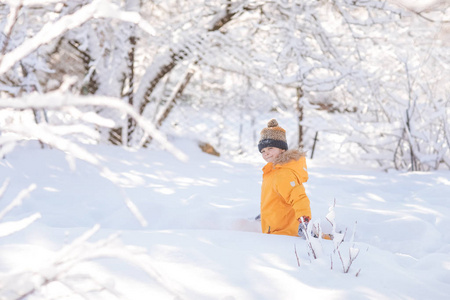 一个男孩在雪堆上行走