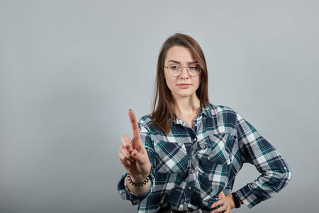 社会摇拽戴眼镜的女人摇着食指,表示不同意照片