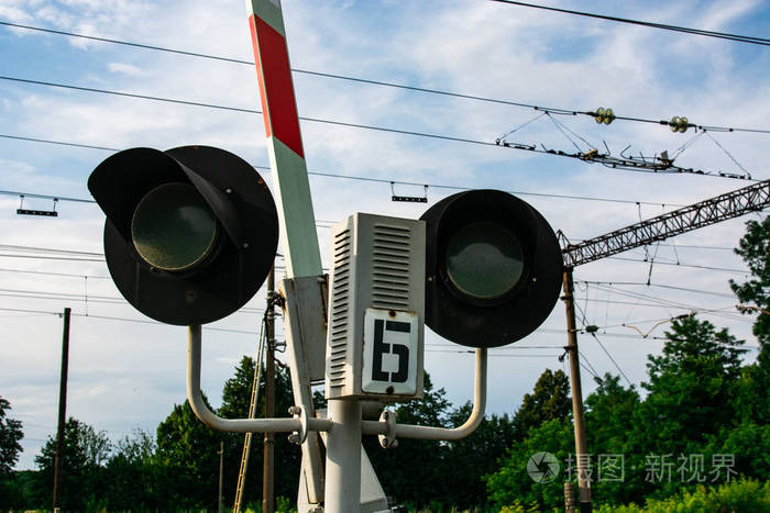 铁路上的红绿灯在司机可以开车时向他们显示