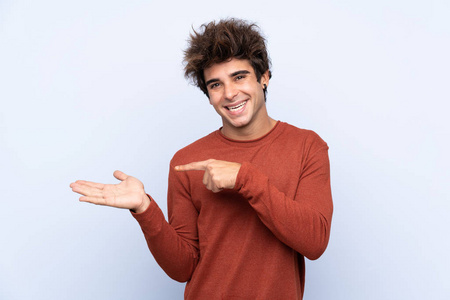 男人 某物 西班牙裔 广告 产品 白种人 棕榈 持有 手势