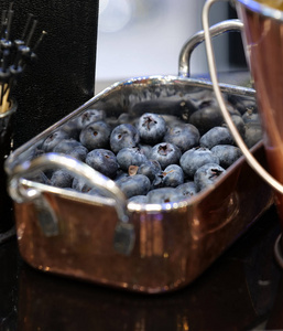 铜碗蓝莓图片