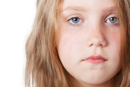 眼里含着泪水的小女孩图片