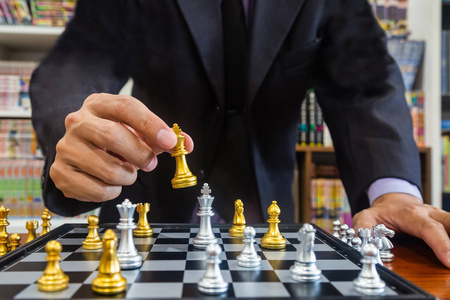 国际象棋棋盘背后的商业人士背景。商业