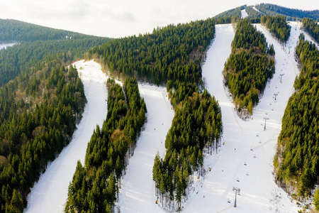 喀尔巴阡山脉滑雪和滑雪板斜坡景观鸟瞰图