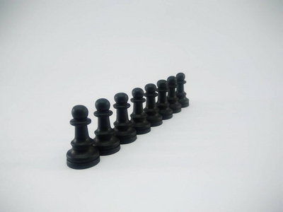 白色背景上孤立的黑色塑料棋子线
