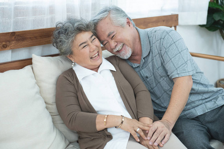 一对亚洲老年夫妇在家里快乐的合影。