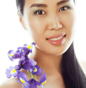 年轻漂亮的真正的亚洲女人，白色背景上孤立的紫色兰花spa，保健概念