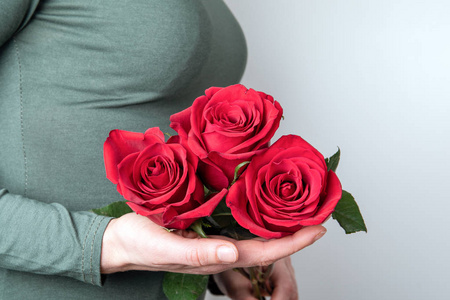 女人手拿红玫瑰.情人节照片