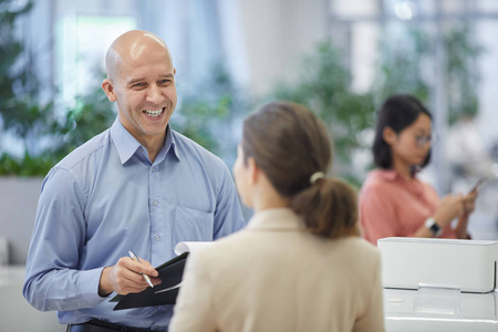 男人 办公室 领导 讨论 就业 女人 成人 站立 经理 微笑