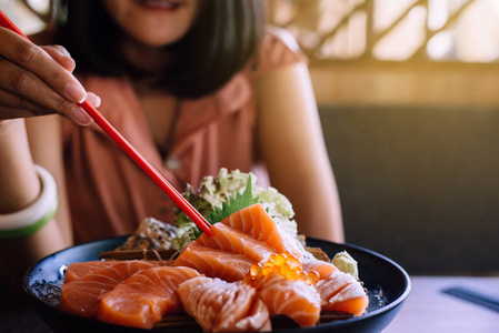 吸烟 宜村 日本人 桌子 沙拉 烤的 盘子 美食家 食物