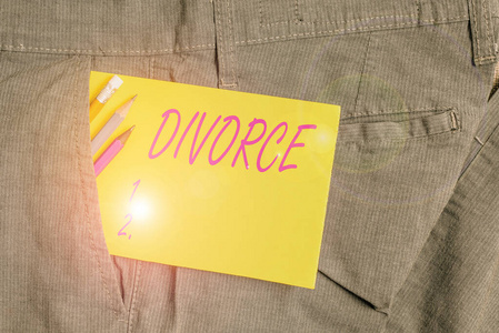 写明离婚的字条。商业照片显示合法解除婚姻分居分手分歧书写设备和黄色便条纸在男子裤子口袋里。