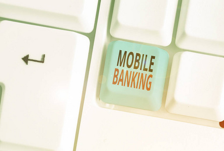 写便条显示手机银行。商业照片显示使用移动设备执行网上银行任务。