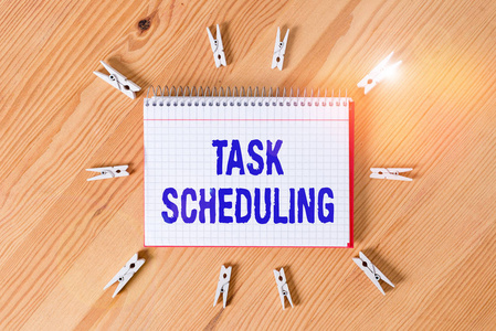 概念是指分配一组任务的开始和结束时间彩色衣夹纸空提醒木地板背景