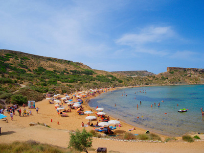 里维拉海滩全景，Ghajn Tuffieha，马耳他。