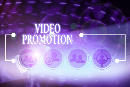 写下视频促销的便条。商业照片展示宣传或广告的视频或短片。
