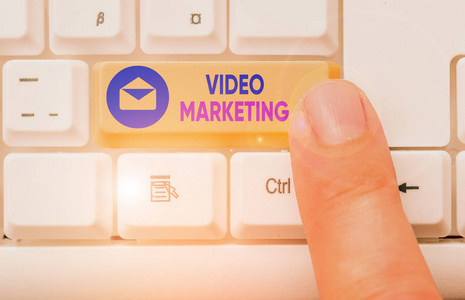 展示视频营销的概念性手稿。商业图片文本将吸引人的视频整合到营销活动中。