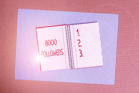 概念性手稿展示了8000名追随者。商业照片显示在Instagram条纹纸板办公室学习用品图表中跟踪某人的人数。