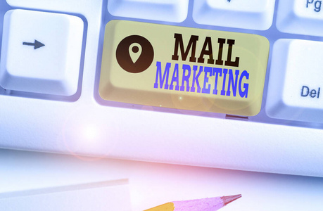 写便条显示邮件营销。商业照片展示向一组展示者发送商业信息的行为。