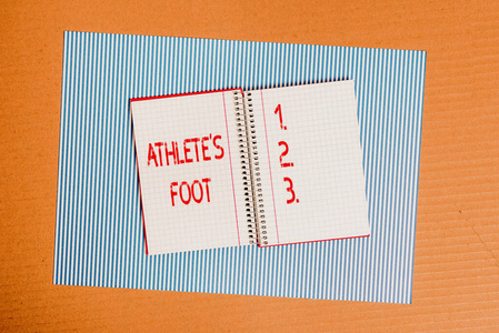 概念性手稿显示运动员的脚。商业照片显示脚部真菌感染有水泡条纹纸板纸板办公用品图表。
