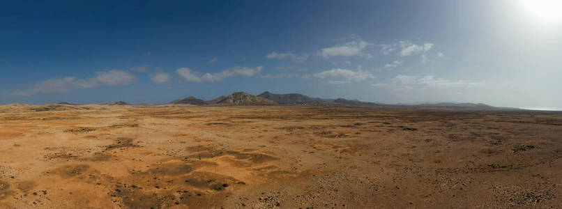 2019年10月，西班牙加那利群岛Fuerteventura La Oliva Tindaya山全景无人机俯瞰图