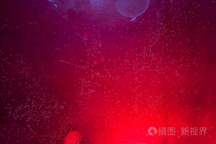 红色背景上有水滴的玻璃