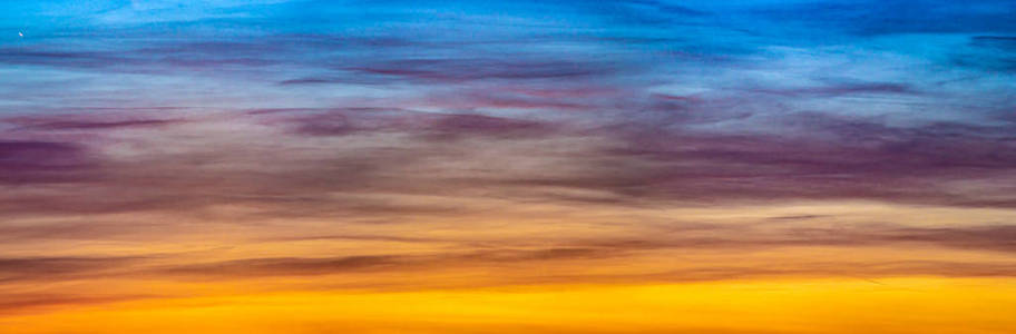 夕阳天空中美丽多彩的云彩全景图片