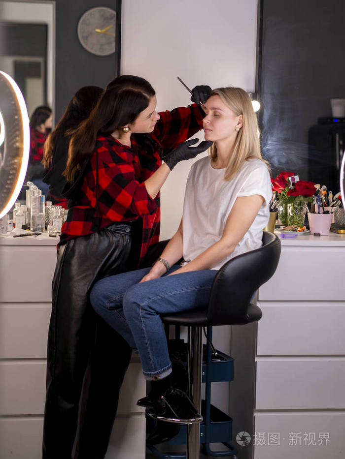 化妆师在化妆间为女演员化妆后台概念