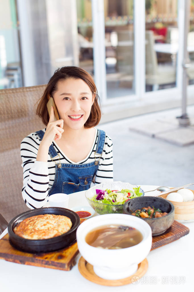 拍女生吃饭照片高清图片