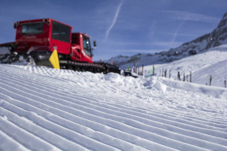 在奥地利蒂罗尔的欣特图泽尔滑雪胜地，雪犁正在清理铁轨