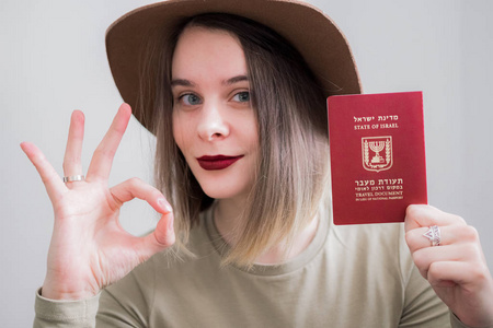 手持护照照片能干什么图片