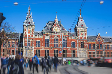 在历史中心的阿姆斯特丹大街上，可以看到荷兰北荷兰首都阿姆斯特丹的运河房屋，夏日阳光明媚