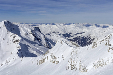 奥地利阿尔卑斯山冬天。阿尔卑斯山欧洲之巅泰洛的阿尔卑斯山景观