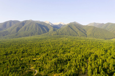 无人机的鸟瞰图。美丽的山景