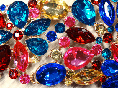 珠宝时尚珠项链背景与彩色水晶图片