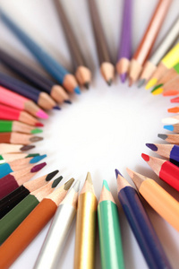 彩色铅笔排成一排