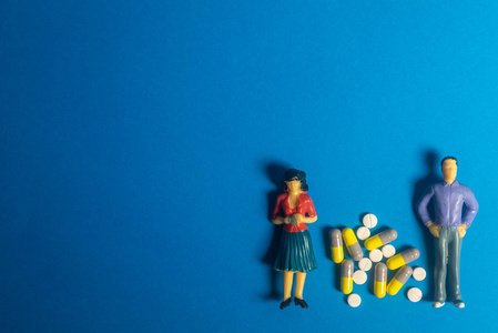 蓝色背景的微型模型和药丸，药物。保健