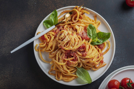 tagliatelle with tomato sause 